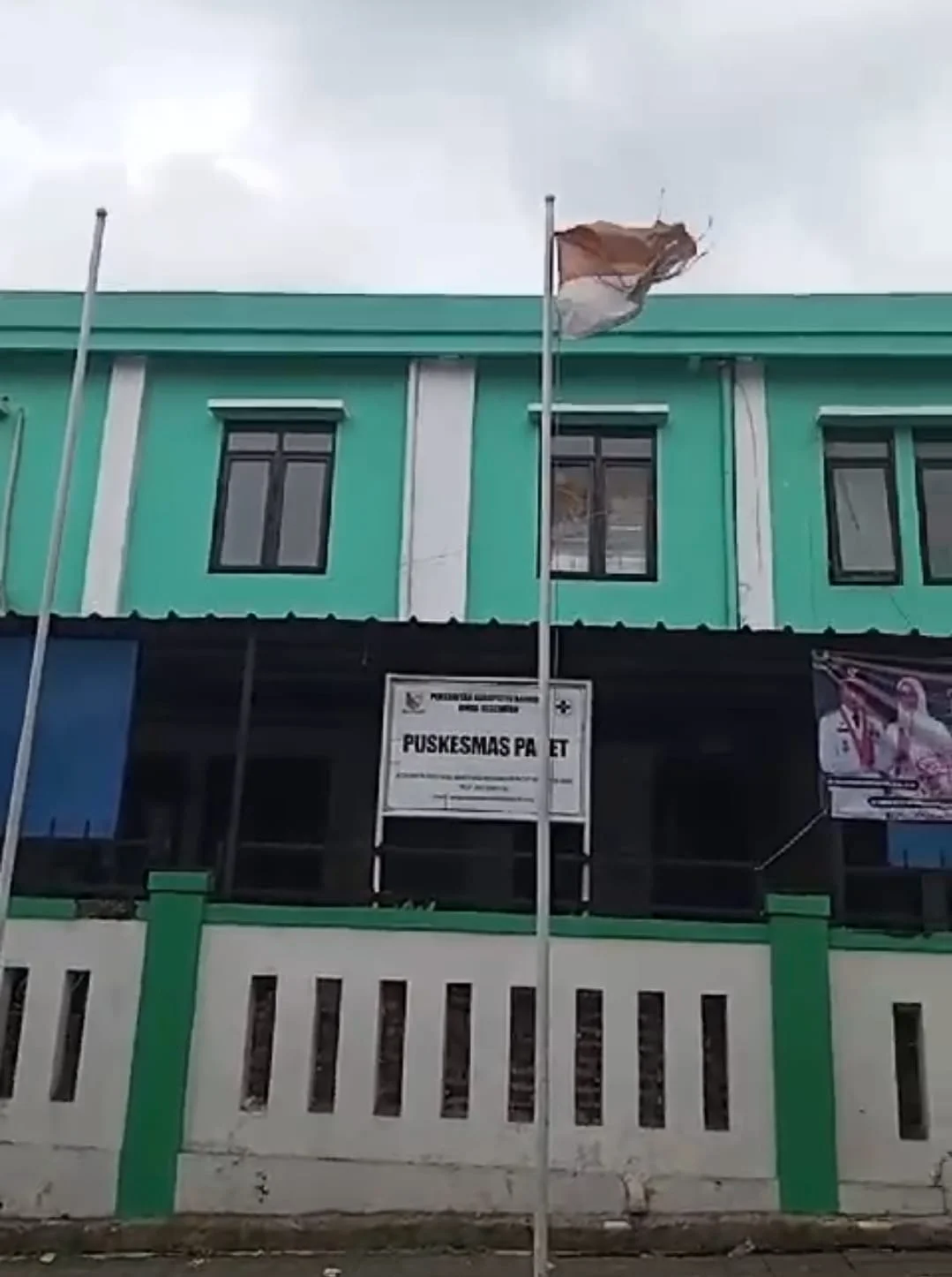 Kantor Puskesmas Pacet Diduga Tidak Menghormati Lambang Negara