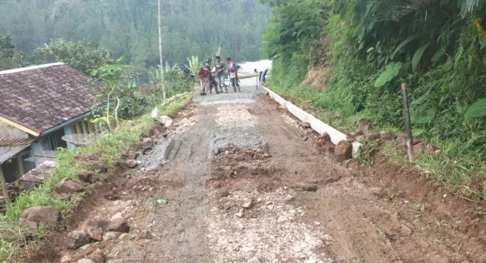 Tanpa Papan Informasi Pembangunan Jalan Rabat Beton  Di Desa Cipelah Bermasalah