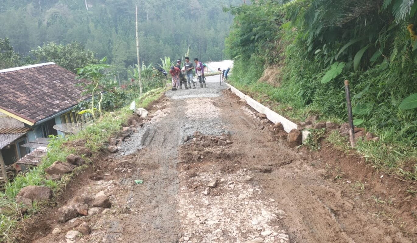 Tanpa Papan Informasi Pembangunan Jalan Rabat Beton  Di Desa Cipelah Bermasalah