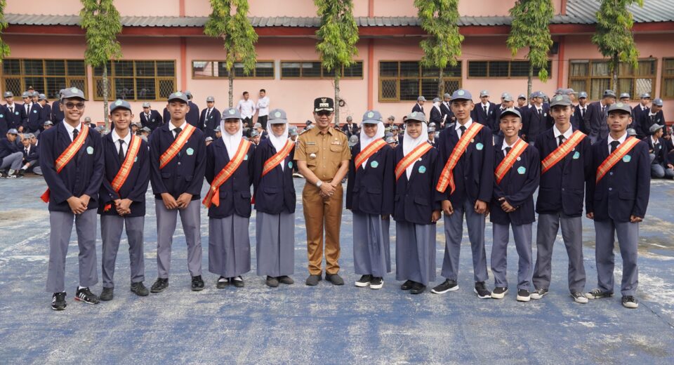 Pembina Upacara di SMKN 1 Katapang, Bupati Dadang Supriatna: Teknologi Informasi Bisa Dimanfaatkan Untuk Meningkatkan SDM