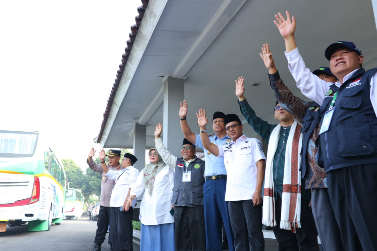 Bupati Bandung Lepas Rombongan Calon Jemaah Haji Asal Kabupaten Bandung Kloter 26 KJT