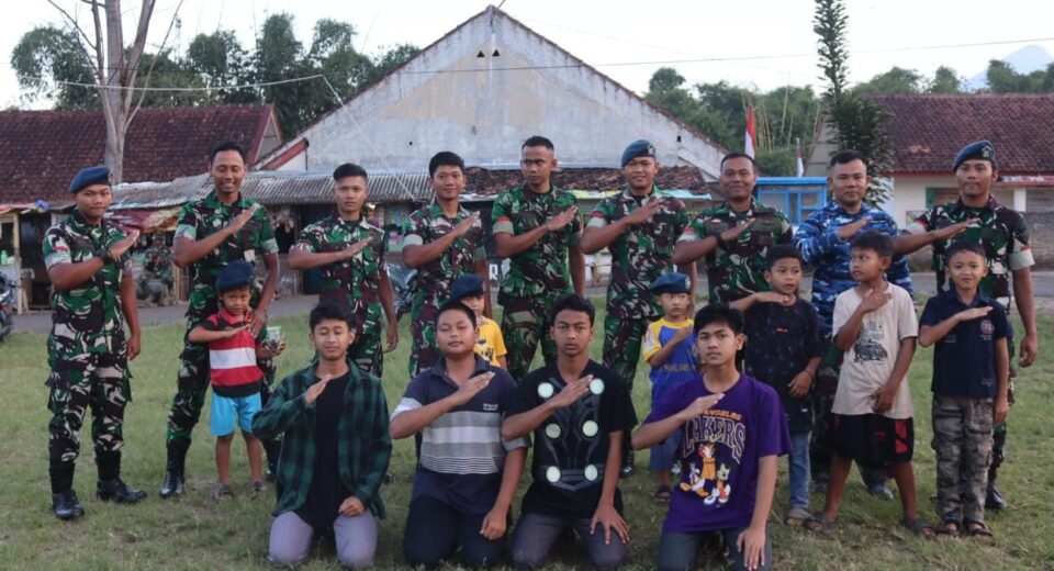 Keseruan anak-anak Kampung Buleud bersama anggota Lanud Husein Sastranegara di Satgas TMMD Ke-120.