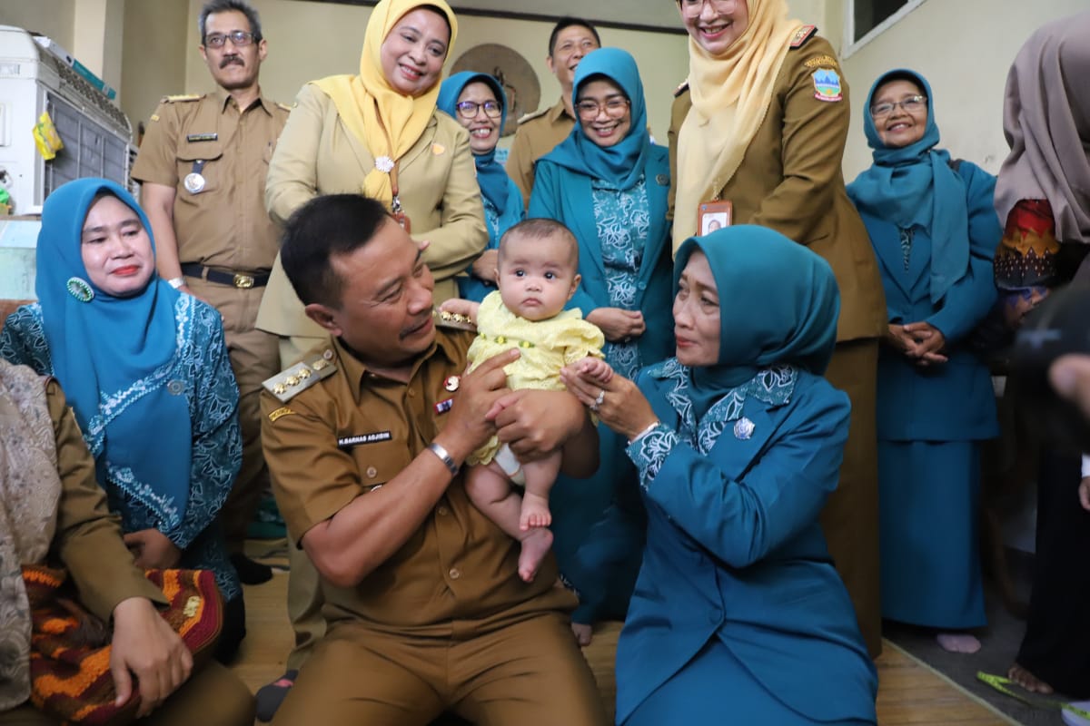 Penjabat Bupati Garut Pantau Pelayanan Kesehatan Di Posyandu Kampung Saripulo Jumlah Sasaran Balita Dalam Gerakan Ini Sebanyak 196.113 Balita