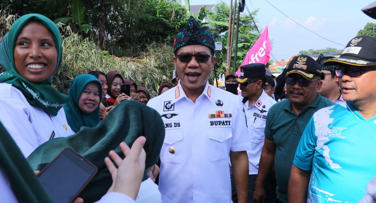 Masyarakat Dari Sejumlah Desa Di Kecamatan Cileunyi Kabupaten Bandung Berbondong-Bondong Hadir Pada Kegiatan Festival Seni Dan Budaya