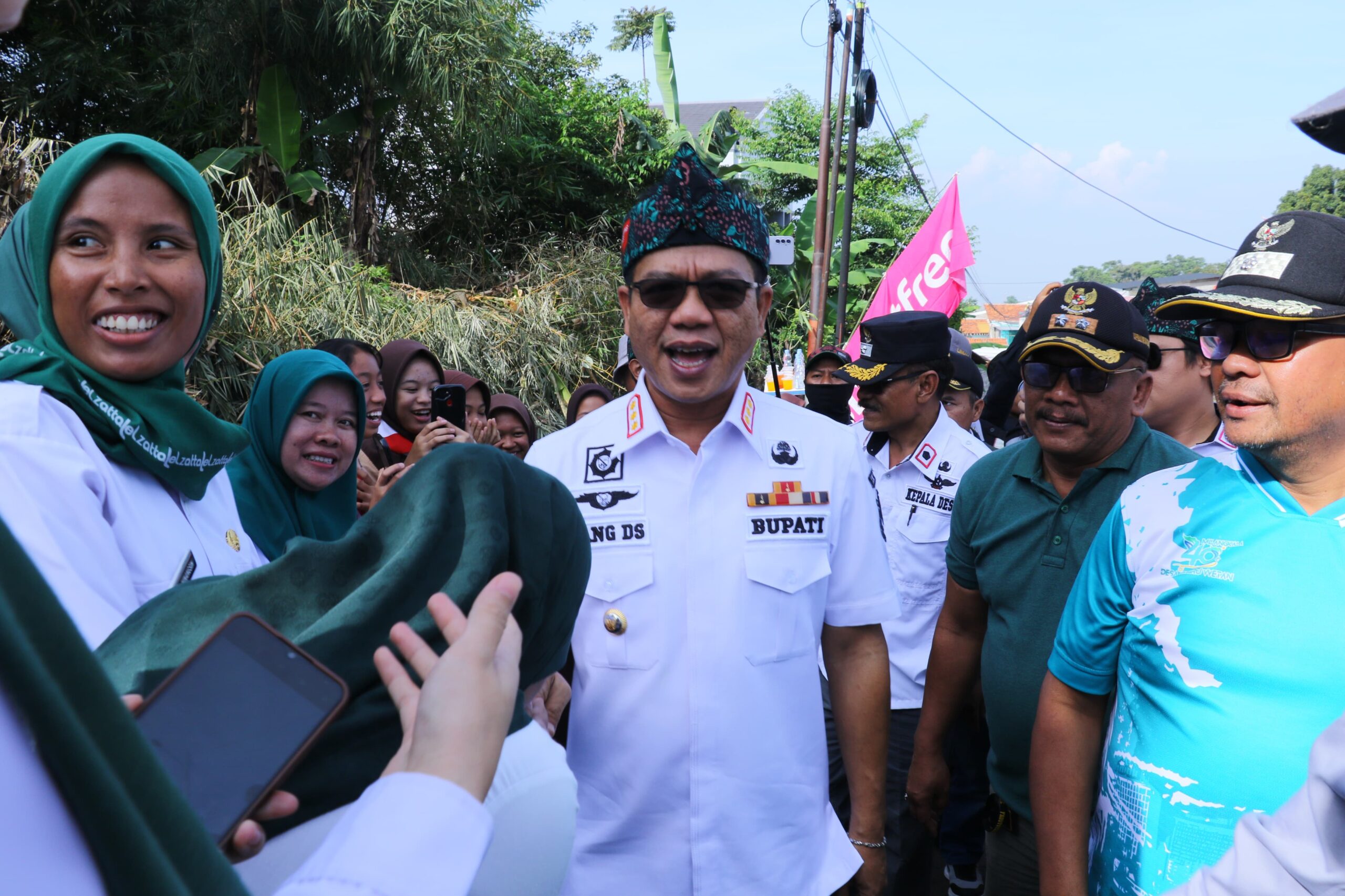 Masyarakat Dari Sejumlah Desa Di Kecamatan Cileunyi Kabupaten Bandung Berbondong-Bondong Hadir Pada Kegiatan Festival Seni Dan Budaya