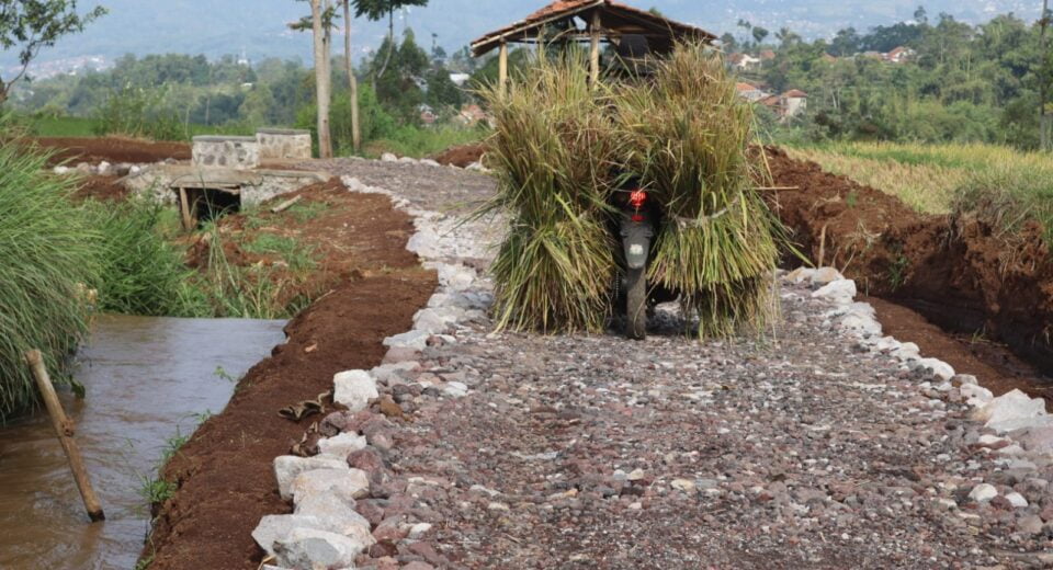 Akses Lancar Dan Aman, Warga Garut Terbantu Dengan Pembangunan Jalan Oleh Kodim 0611