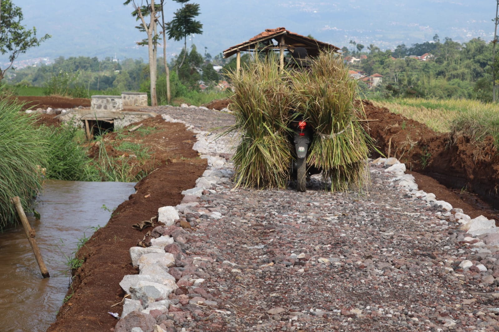 Akses Lancar Dan Aman, Warga Garut Terbantu Dengan Pembangunan Jalan Oleh Kodim 0611