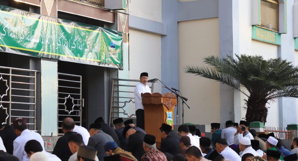 Pj Bupati Garut dan Sekda Ikuti Salat Iduladha di Alun-Alun Garut