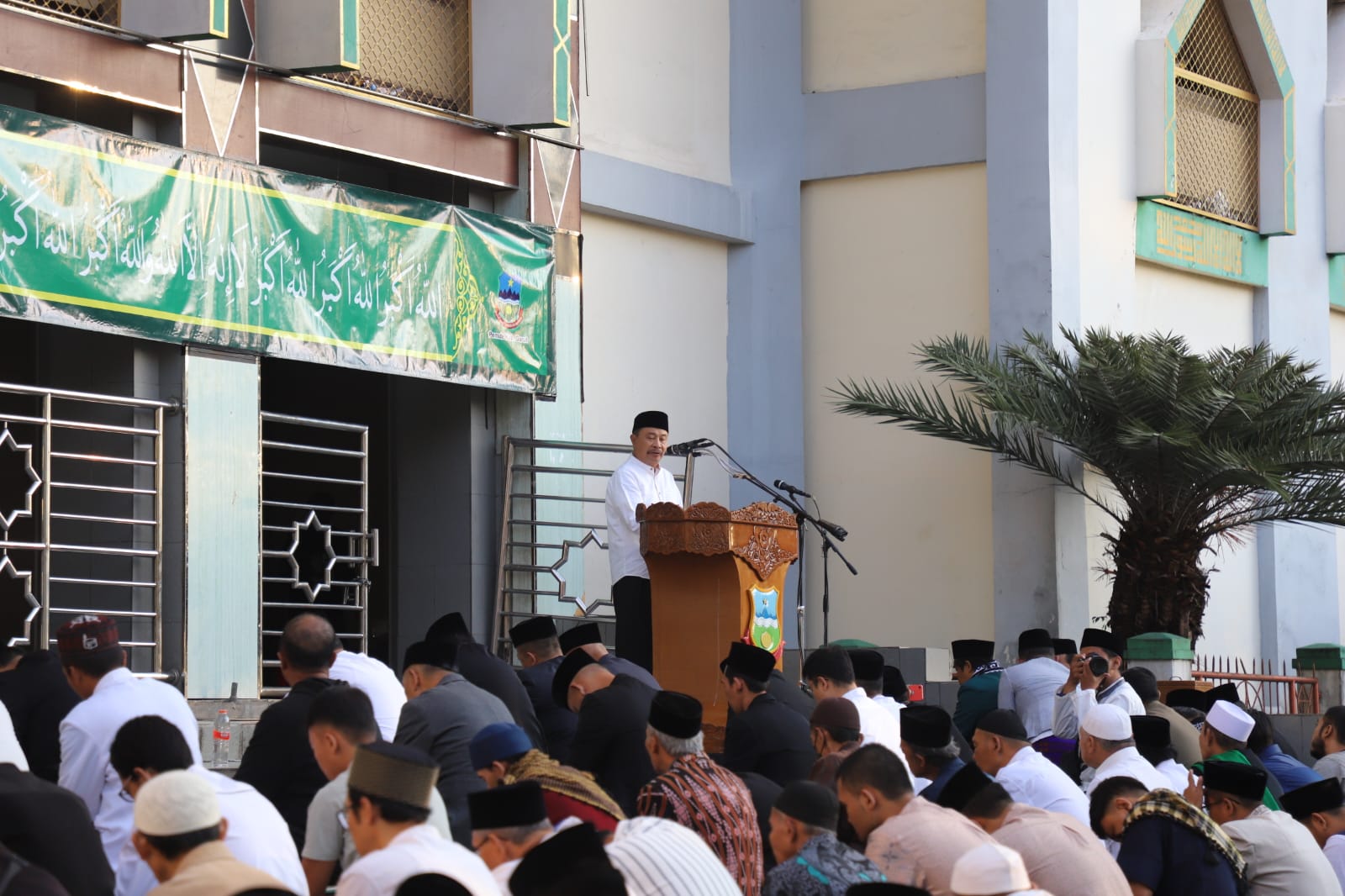 Pj Bupati Garut dan Sekda Ikuti Salat Iduladha di Alun-Alun Garut