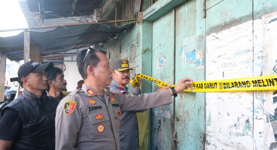 Satpol PP Garut Dan TNI-Polri Amankan 1.345 Botol Miras Dalam Razia Gabungan