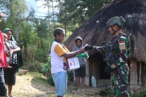 Datangi Honai Warga, Satgas 323 Buaya Putih Bagikan Sembako