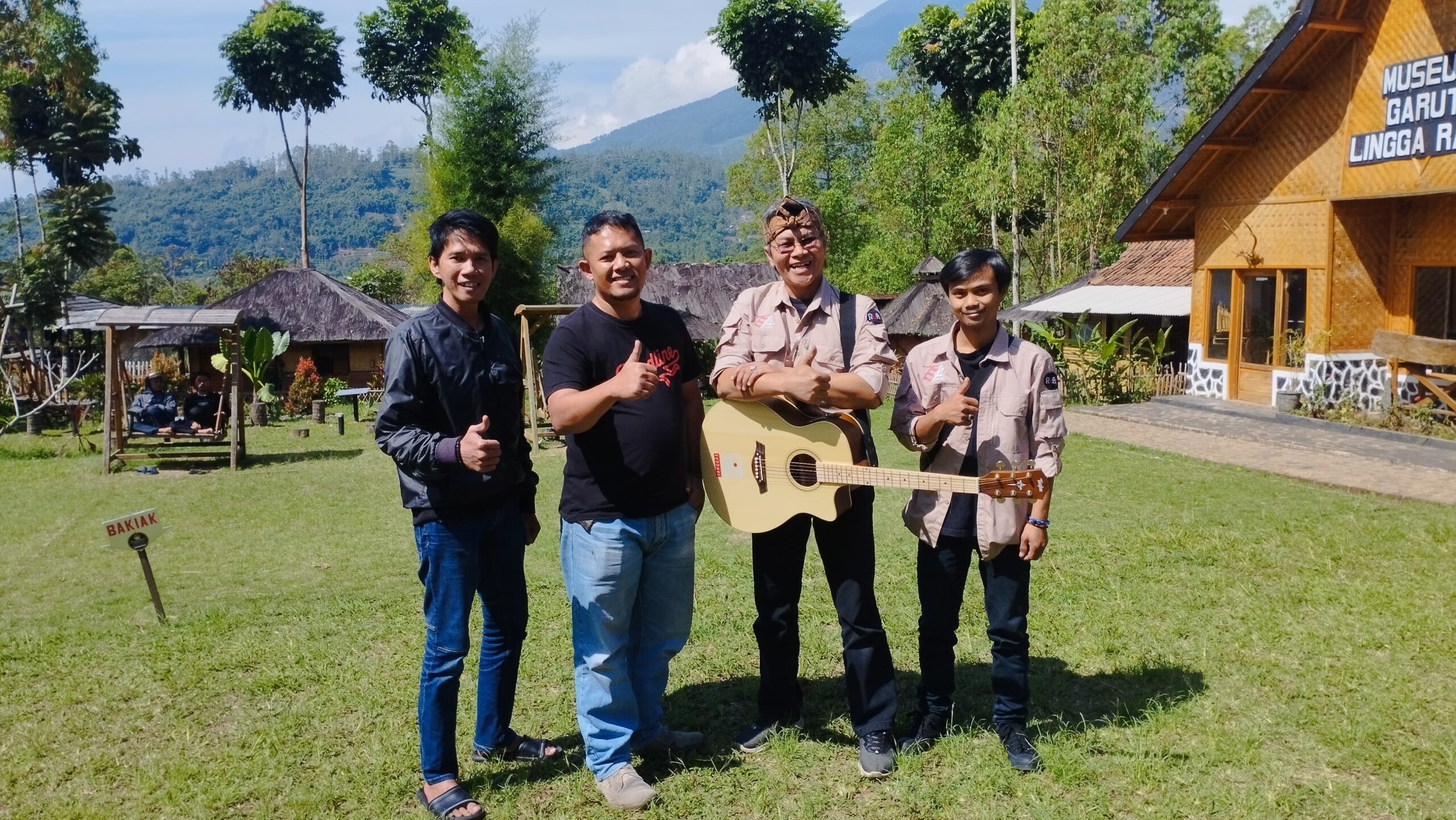Garut Festival musik bertajuk "Akustikan Di Kampung Bareto Berkonsep Tradisional