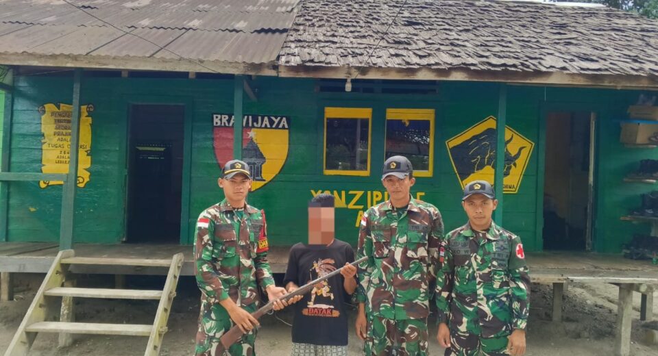 Satgas Pamtas RI-Malaysia Yonzipur 5/ABW Terima Penyerahan Senjata Api Rakitan Dari Masyarakat