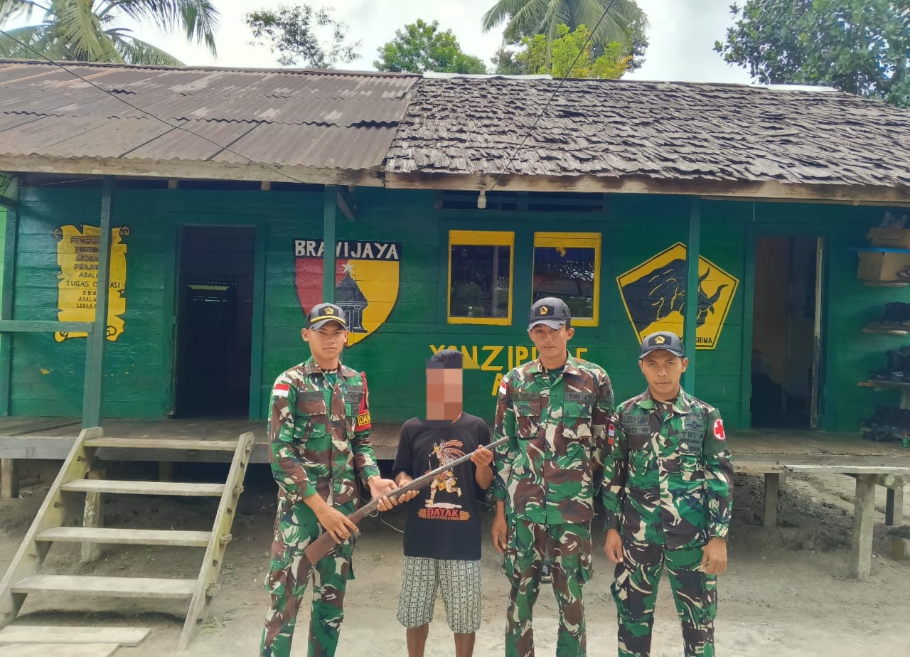 Satgas Pamtas RI-Malaysia Yonzipur 5/ABW Terima Penyerahan Senjata Api Rakitan Dari Masyarakat