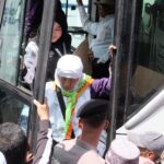 Satgas Pamtas RI-Mly Yonkav 12/BC Bersama Masyarakat Gotong-Royong Benahi Sumber Air di Perbatasan