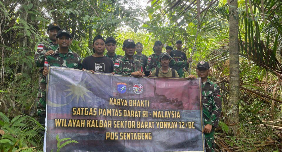 Satgas Pamtas RI-Mly Yonkav 12/BC Bersama Masyarakat Gotong-Royong Benahi Sumber Air di Perbatasan