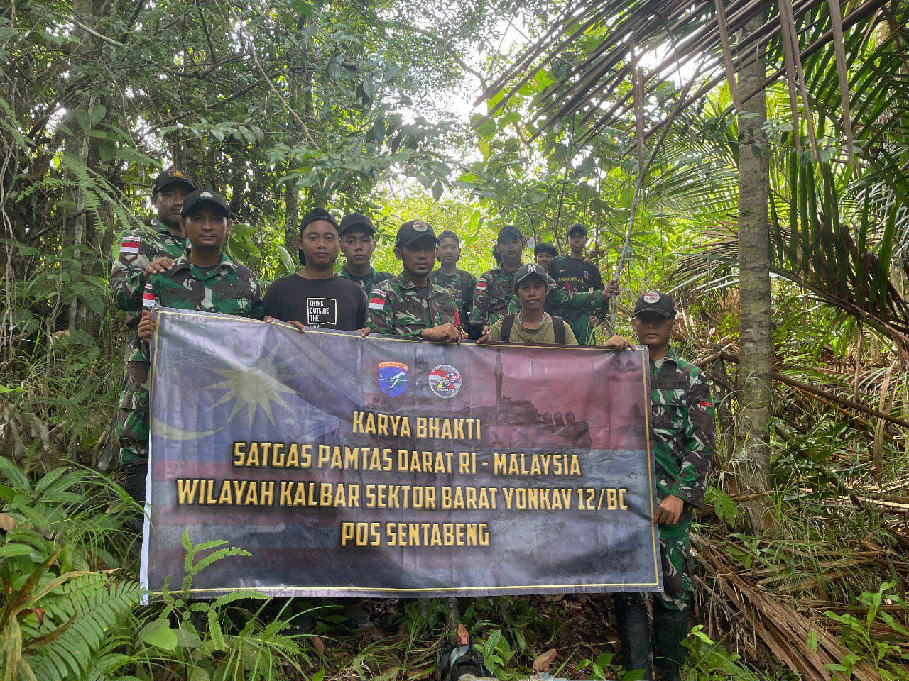 Satgas Pamtas RI-Mly Yonkav 12/BC Bersama Masyarakat Gotong-Royong Benahi Sumber Air di Perbatasan