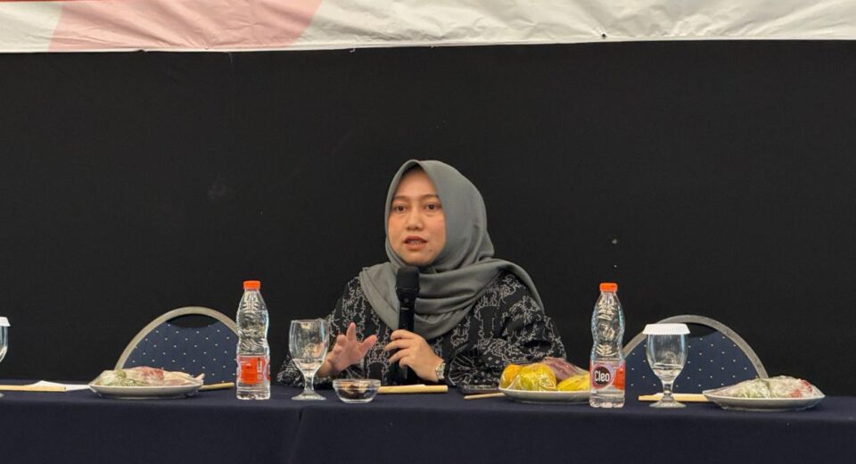 Pastikan Hak Pilih Terkawal, Bawaslu Garut Massif Lakukan Patroli Pengawasan Tahapan Mutarlih GARUT, Tarogong Kaler - Menjelang pelaksanaan Pencocokan dan Penelitian (coklit) data pemilih pada Pemilihan Gubernur dan Wakil Gubernur serta Pemilihan Bupati dan Wakil Bupati Tahun 2024, Badan Pengawas Pemilu (Bawaslu) Kabupaten Garut siagakan Patroli Pengawasan Kawal Hak Pilih. Patroli dilakukan selama tahapan Pemutakhiran Daftar Pemilih (Mutarlih) berlangsung, yang juga diintruksikan untuk diikuti oleh seluruh jajaran Bawaslu Kabupaten Garut di tingkat adhoc. Patroli pengawasan Kawal Hak Pilih, ditandai dengan pelaksanaan Apel Siaga dan Peresmian Posko Aduan Kawal Hak Pilih, di Kantor Bawaslu Kabupaten Garut, Jalan Rancabango, Kecamatan Tarogong Kaler, Kabupaten Garut, Senin (24/6/2024). Koordinator Divisi (Koordiv) Pencegahan, Partipasi Masyarakat, dan Humas Bawaslu Kabupaten Garut, Lamlam Masropah, menyampaikan, melalui Posko tersebut, masyarakat Garut yang menemukan dugaan pelanggaran, baik selama proses Coklit maupun selama proses Mutarlih, dapat datang langsung menyampaikan laporannya. Ia mengungkapkan berdasarkan identifikasi kerawanan yang telah disusun oleh Bawaslu Kabupaten Garut, terdapat beberapa kerawanan yang menjadi objek pengawasan untuk bisa dimitigasi, baik oleh jajaran pengawas Pemilu maupun oleh masyarakat Garut. Kerawanan tersebut terdapat pada prosedur proses Coklit tidak sesuai dengan ketentuan perundang-undangan, seperti : 1. Pantarlih tidak mendatangi pemilih secara langsung 2. Pantarlih melakukan Coklit menggunakan sarana teknologi informasi tanpa mendatangi Pemilih secara langsung terlebih dahulu 3. Pantarlih melimpahkan tugas Coklit kepada pihak lain 4. Pantarlih tidak melaksanakan Coklit secara tepat waktu 5. Pantarlih tidak mencoret pemilih yang tidak memenuhi syarat 6. Pantarlih mencoret pemilih yang memenuhi syarat 7. Pantarlih tidak memakai dan membawa perlengkapan pada saat Coklit 8. Pantarlih tidak menempelkan stiker Coklit untuk setiap 1 Kepala Keluarga setelah melakukan Coklit 9. Pantarlih tidak menindaklanjuti masukan atau tanggapan masyarakat 10. Pantarlih tidak menindaklanjuti saran perbaikan pengawas pemilu Adapun kerawanan selanjutnya, imbuh Lamlam, yakni terdapat pada akurasi data pemilih, yang meliputi : 1. Masih terdapat pemilih yang sulit didatangi secara langsung, diantaranya perantau, pemilih di wilayah rawan (konflik, bencana, dan relokasi pembangunan); 2. Pemilih yang memiliki permasalahan dengan administrasi kependudukan, diantaranya: 1) berada di wilayah perbatasan; 2) pemilik KTP ganda yang berada di wilayah pemekaran; 3) sudah 17 tahun namun belum melakukan perekaman KTP-el; 4) sudah meninggal namun tidak dapat dibuktikan dengan surat kematian dari kepala desa/lurah atau nama lainnya; 5) tidak diketahui keberadaanya berdasarkan data penduduk wilayah setempat; dan/atau 6) masyarakat adat yang tidak memiliki identitas; 3. Pemilih yang memenuhi syarat tetapi belum terdaftar dalam daftar pemilih; 4. Pemilih yang tidak memenuhi syarat tetapi masih terdaftar dalam daftar pemilih; 5. Pemilih yang pindah domisili yang belum menyelesaikan urusan administrasi perpindahan domisili; 6. Pemilih yang tidak sesuai antara data di Form Model A Daftar Pemilih dengan data yang tertera pada KTP-el, Kartu Keluarga, dan/atau Identitas Kependudukan Digital (IKD) di TPS yang bersangkutan; 7. Pemilih penyandang disabilitas yang tidak tercatat dalam kolom ragam disabilitas; 8. Pemilih yang beralih status TNI/Polri dari/ke masyarakat sipil; 9. Pemilih yang menghuni Rumah Tahanan/Lembaga Pemasyarakatan; dan 10. Warga Negara Asing (WNA) yang tercantum dalam daftar pemilih. "Pelaksanaan coklit yang dilakukan oleh jajaran KPU Garut mulai tanggal 24 Juni 2024 hingga 24 Juli 2024, merupakan salah satu proses penting dalam tahapan pemutakhiran data pemilih karena menyangkut hak pilih warga Masyarakat Kabupaten Garut dalam Pemilihan Gubernur dan Wakil Gubernur serta Pemilihan Bupati dan Wakil Bupati Tahun 2024" ujar Lamlam. Atas hal tersebut, Ia menerangkan jika Bawaslu Kabupaten Garut telah menerjunkan jajaran di tingkat adhoc untuk melakukan pengawasan melekat (Waskat). Di mana Waskat ini dilakukan untuk memastikan prosedur, tata cara, dan mekanisme Coklit terlaksana sesuai dengan Undang-Undang. Tak hanya itu, lanjut Lamlam, mengingat pentingnya proses coklit ini, selain membuka posko pengaduan, Bawaslu Kabupaten Garut telah menginstruksikan kepada jajaran pengawas pemilu kecamatan dan pengawas kelurahan/desa untuk serius mengawal proses coklit ini dengan sebaik-baiknya demi mengawal hak pilih. Lamlam pun mengajak masyarakat Kabupaten Garut untuk turut serta aktif mengawal proses pelaksanaan pemutakhiran data pemilih, khususnya Coklit. Sehingga, dengan adanya pengawasan yang dilakukan oleh Bawaslu serta partisipasi dari masyarakat, maka diharapkan akan mampu mewujudkan penyelenggaraan Pemilihan Gubernur dan Wakil Gubernur serta Pemilihan Bupati dan Wakil Bupati Tahun 2024 yang berintegritas, berkualitas, dan akuntabel. "Data pemilih ini tentunya suatu data yang dinamis yang bisa berubah karena berbagai faktor diantaranya karena adanya pemilih pemula, adanya pemilih yang sudah meninggal dunia, adanya perpindahan domisili, serta alih status pekerjaan. Oleh karena itu, sebagai proses verifikasi data pemilih, coklit yang dilakukan oleh pantarlih ini harus dikawal agar benar-benar menghasilkan data pemilih yang akurat," tandasnya.