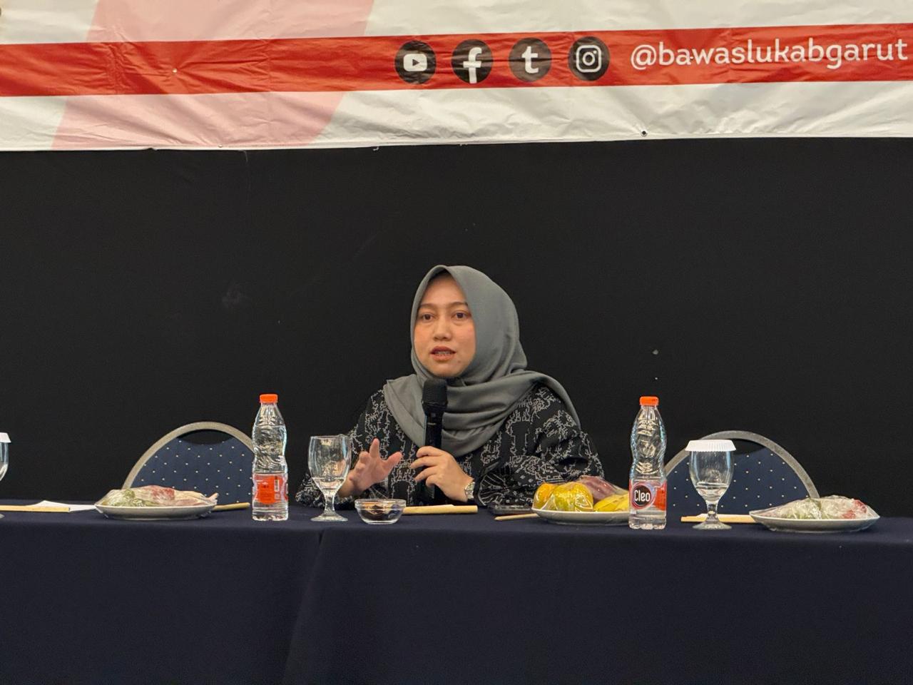 Pastikan Hak Pilih Terkawal, Bawaslu Garut Massif Lakukan Patroli Pengawasan Tahapan Mutarlih GARUT, Tarogong Kaler - Menjelang pelaksanaan Pencocokan dan Penelitian (coklit) data pemilih pada Pemilihan Gubernur dan Wakil Gubernur serta Pemilihan Bupati dan Wakil Bupati Tahun 2024, Badan Pengawas Pemilu (Bawaslu) Kabupaten Garut siagakan Patroli Pengawasan Kawal Hak Pilih. Patroli dilakukan selama tahapan Pemutakhiran Daftar Pemilih (Mutarlih) berlangsung, yang juga diintruksikan untuk diikuti oleh seluruh jajaran Bawaslu Kabupaten Garut di tingkat adhoc. Patroli pengawasan Kawal Hak Pilih, ditandai dengan pelaksanaan Apel Siaga dan Peresmian Posko Aduan Kawal Hak Pilih, di Kantor Bawaslu Kabupaten Garut, Jalan Rancabango, Kecamatan Tarogong Kaler, Kabupaten Garut, Senin (24/6/2024). Koordinator Divisi (Koordiv) Pencegahan, Partipasi Masyarakat, dan Humas Bawaslu Kabupaten Garut, Lamlam Masropah, menyampaikan, melalui Posko tersebut, masyarakat Garut yang menemukan dugaan pelanggaran, baik selama proses Coklit maupun selama proses Mutarlih, dapat datang langsung menyampaikan laporannya. Ia mengungkapkan berdasarkan identifikasi kerawanan yang telah disusun oleh Bawaslu Kabupaten Garut, terdapat beberapa kerawanan yang menjadi objek pengawasan untuk bisa dimitigasi, baik oleh jajaran pengawas Pemilu maupun oleh masyarakat Garut. Kerawanan tersebut terdapat pada prosedur proses Coklit tidak sesuai dengan ketentuan perundang-undangan, seperti : 1. Pantarlih tidak mendatangi pemilih secara langsung 2. Pantarlih melakukan Coklit menggunakan sarana teknologi informasi tanpa mendatangi Pemilih secara langsung terlebih dahulu 3. Pantarlih melimpahkan tugas Coklit kepada pihak lain 4. Pantarlih tidak melaksanakan Coklit secara tepat waktu 5. Pantarlih tidak mencoret pemilih yang tidak memenuhi syarat 6. Pantarlih mencoret pemilih yang memenuhi syarat 7. Pantarlih tidak memakai dan membawa perlengkapan pada saat Coklit 8. Pantarlih tidak menempelkan stiker Coklit untuk setiap 1 Kepala Keluarga setelah melakukan Coklit 9. Pantarlih tidak menindaklanjuti masukan atau tanggapan masyarakat 10. Pantarlih tidak menindaklanjuti saran perbaikan pengawas pemilu Adapun kerawanan selanjutnya, imbuh Lamlam, yakni terdapat pada akurasi data pemilih, yang meliputi : 1. Masih terdapat pemilih yang sulit didatangi secara langsung, diantaranya perantau, pemilih di wilayah rawan (konflik, bencana, dan relokasi pembangunan); 2. Pemilih yang memiliki permasalahan dengan administrasi kependudukan, diantaranya: 1) berada di wilayah perbatasan; 2) pemilik KTP ganda yang berada di wilayah pemekaran; 3) sudah 17 tahun namun belum melakukan perekaman KTP-el; 4) sudah meninggal namun tidak dapat dibuktikan dengan surat kematian dari kepala desa/lurah atau nama lainnya; 5) tidak diketahui keberadaanya berdasarkan data penduduk wilayah setempat; dan/atau 6) masyarakat adat yang tidak memiliki identitas; 3. Pemilih yang memenuhi syarat tetapi belum terdaftar dalam daftar pemilih; 4. Pemilih yang tidak memenuhi syarat tetapi masih terdaftar dalam daftar pemilih; 5. Pemilih yang pindah domisili yang belum menyelesaikan urusan administrasi perpindahan domisili; 6. Pemilih yang tidak sesuai antara data di Form Model A Daftar Pemilih dengan data yang tertera pada KTP-el, Kartu Keluarga, dan/atau Identitas Kependudukan Digital (IKD) di TPS yang bersangkutan; 7. Pemilih penyandang disabilitas yang tidak tercatat dalam kolom ragam disabilitas; 8. Pemilih yang beralih status TNI/Polri dari/ke masyarakat sipil; 9. Pemilih yang menghuni Rumah Tahanan/Lembaga Pemasyarakatan; dan 10. Warga Negara Asing (WNA) yang tercantum dalam daftar pemilih. "Pelaksanaan coklit yang dilakukan oleh jajaran KPU Garut mulai tanggal 24 Juni 2024 hingga 24 Juli 2024, merupakan salah satu proses penting dalam tahapan pemutakhiran data pemilih karena menyangkut hak pilih warga Masyarakat Kabupaten Garut dalam Pemilihan Gubernur dan Wakil Gubernur serta Pemilihan Bupati dan Wakil Bupati Tahun 2024" ujar Lamlam. Atas hal tersebut, Ia menerangkan jika Bawaslu Kabupaten Garut telah menerjunkan jajaran di tingkat adhoc untuk melakukan pengawasan melekat (Waskat). Di mana Waskat ini dilakukan untuk memastikan prosedur, tata cara, dan mekanisme Coklit terlaksana sesuai dengan Undang-Undang. Tak hanya itu, lanjut Lamlam, mengingat pentingnya proses coklit ini, selain membuka posko pengaduan, Bawaslu Kabupaten Garut telah menginstruksikan kepada jajaran pengawas pemilu kecamatan dan pengawas kelurahan/desa untuk serius mengawal proses coklit ini dengan sebaik-baiknya demi mengawal hak pilih. Lamlam pun mengajak masyarakat Kabupaten Garut untuk turut serta aktif mengawal proses pelaksanaan pemutakhiran data pemilih, khususnya Coklit. Sehingga, dengan adanya pengawasan yang dilakukan oleh Bawaslu serta partisipasi dari masyarakat, maka diharapkan akan mampu mewujudkan penyelenggaraan Pemilihan Gubernur dan Wakil Gubernur serta Pemilihan Bupati dan Wakil Bupati Tahun 2024 yang berintegritas, berkualitas, dan akuntabel. "Data pemilih ini tentunya suatu data yang dinamis yang bisa berubah karena berbagai faktor diantaranya karena adanya pemilih pemula, adanya pemilih yang sudah meninggal dunia, adanya perpindahan domisili, serta alih status pekerjaan. Oleh karena itu, sebagai proses verifikasi data pemilih, coklit yang dilakukan oleh pantarlih ini harus dikawal agar benar-benar menghasilkan data pemilih yang akurat," tandasnya.