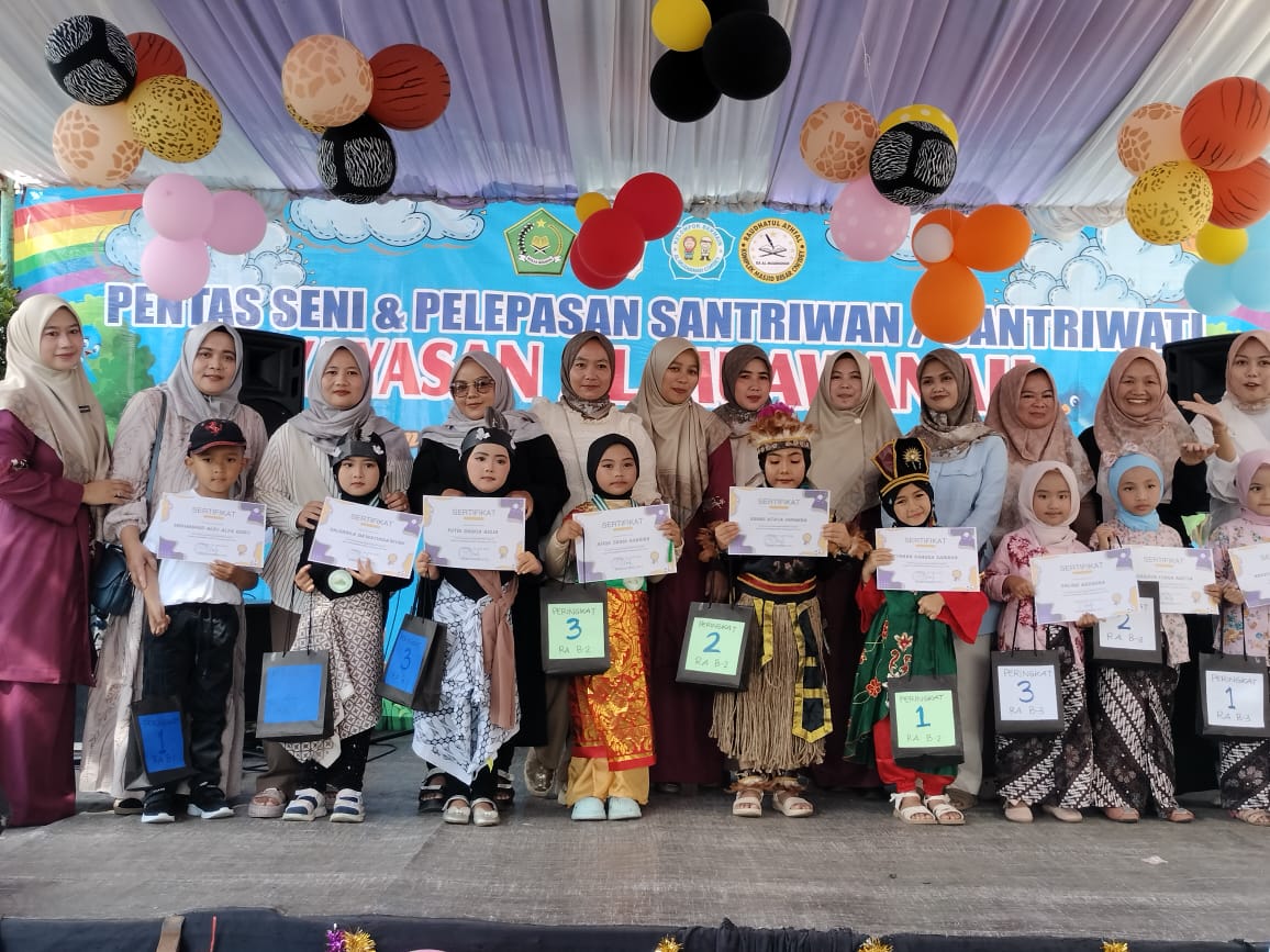 Kober RA Lepas Murid Dengan Penuh Kasih Sayang Guru