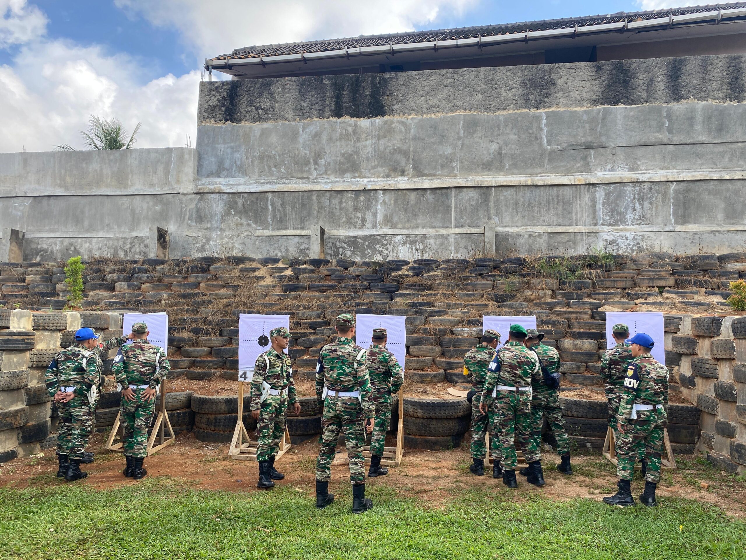 Asah Profesionalitas, Tingkatkan Kemampuan Prajurit Korem 043/Gatam Latihan Menembak