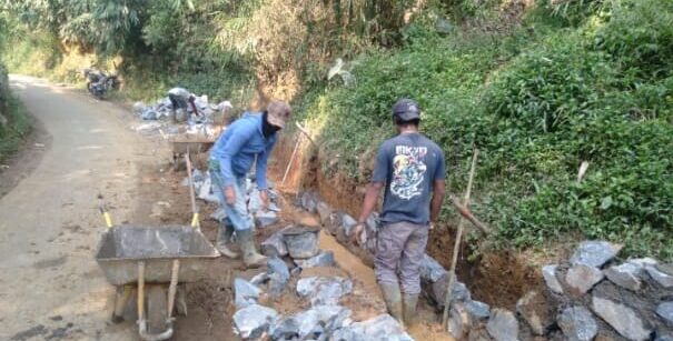 MUNCUL PROYEK SILUMAN DI JL KP PANGKALAN DESA SUKAWENING
