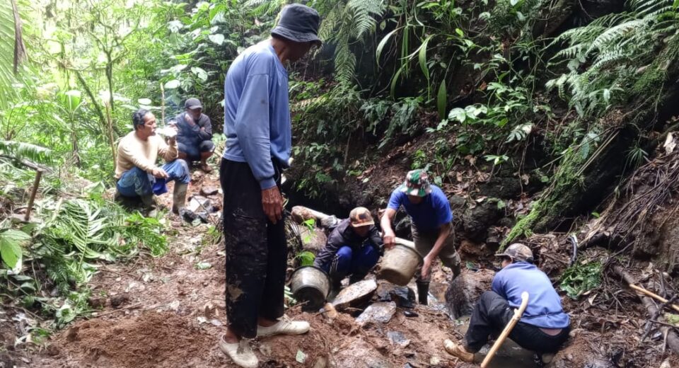 PEMDES CISARANTEN BERSAMA MASYARAKAT GOTONG ROYONG BANGUN BAK AIR BERSIH