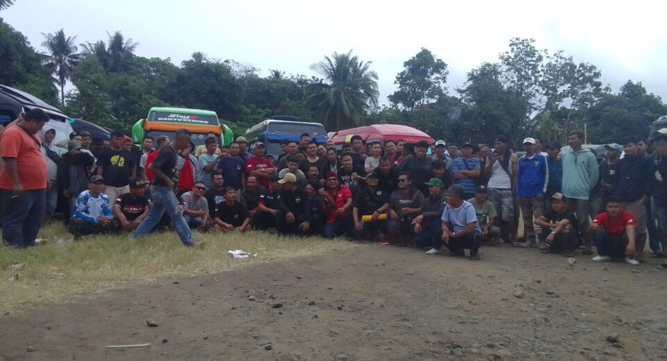 Puluhan Supir Mini Bus Mogok di Kecamatan Pameungpeuk, Garut