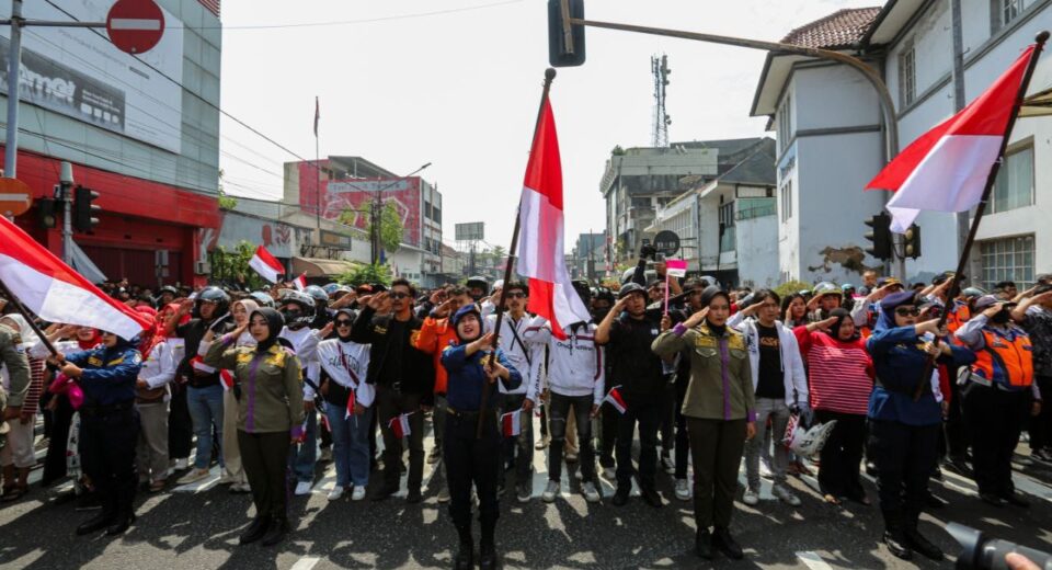 Simpang Lima Asia Afrika Bandung Khidmat Sisihkan Waktu Tiga Menit Untuk Indonesia