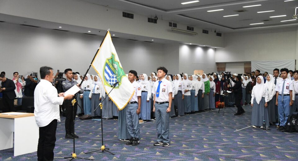 Sekda Herman Suryatman Kukuhkan Forum OSIS Jawa Barat Generasi 12