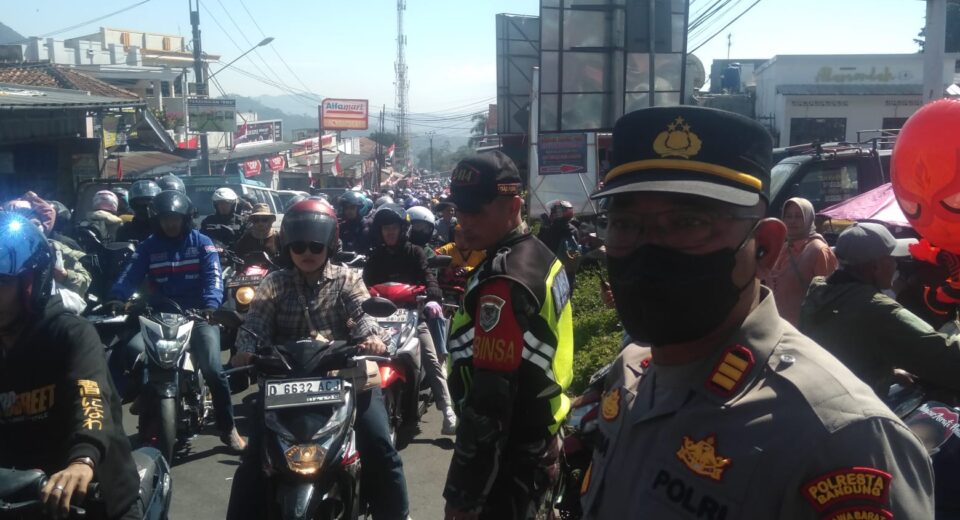 Parah !!! Akibat Karnapal Desa Alamendah Lalulintas JL. Raya Ciwidey Rancabali Tersendat Kemacetan Hampir 3 KM