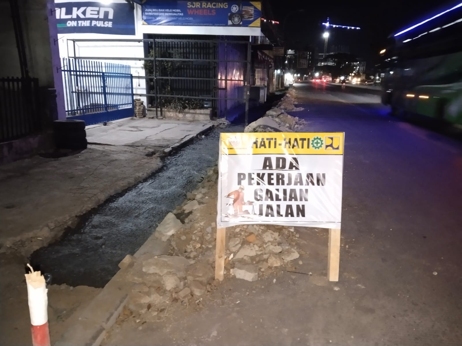 Trotoar Di Jalan Raya Bandung - Garut Rancaekek Diduga Menghaburkan Anggaran Negara
