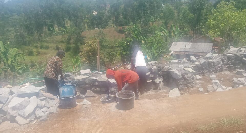 Abaikan UU KIP Diduga Proyek Siluman, Pembangunan TPT Di Kp Cibadak