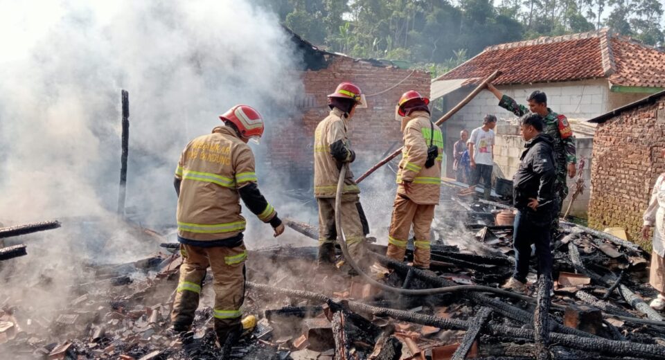 Diduga Akibat Korsleting Listrik 5 Rumah Terbakar Di Kec Ciwidey