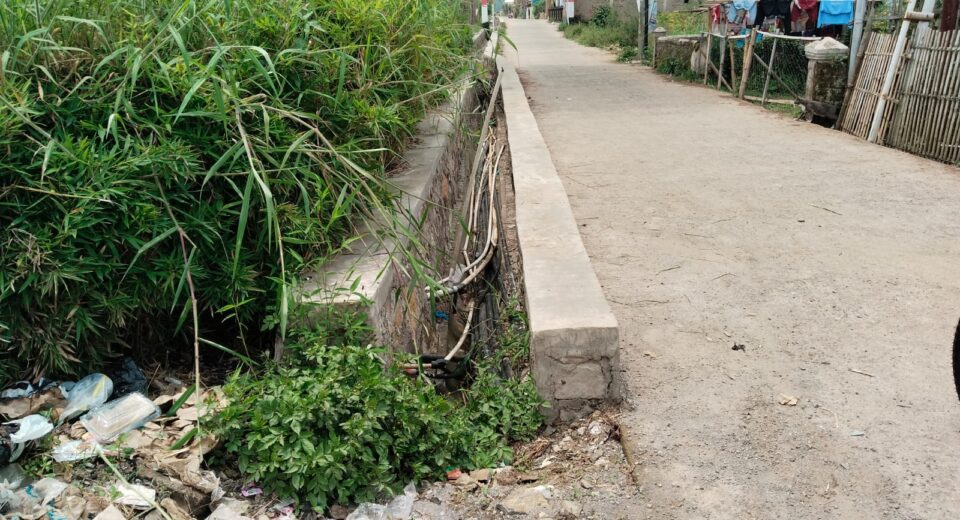 PROYEK DRAINASE TANPA IDENTITAS DI DESA TENJOLAYA SEPERTI SILUMAN