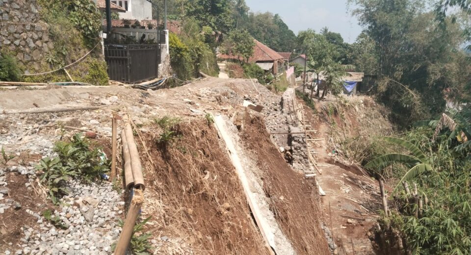 3 PEKERJA TERTIMBUN LONGSOR DI PROYEK PEMBANGUNAN TPT DESA MEKARJAYA