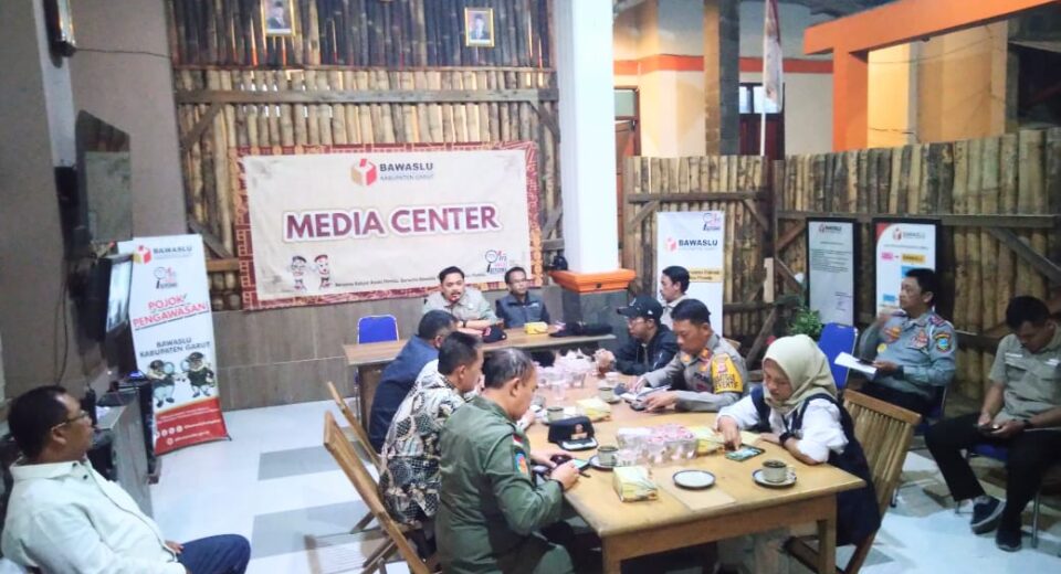 Bawaslu Garut Gelar Rapat Koordinasi Penertiban Alat Peraga Kampanye (APK)