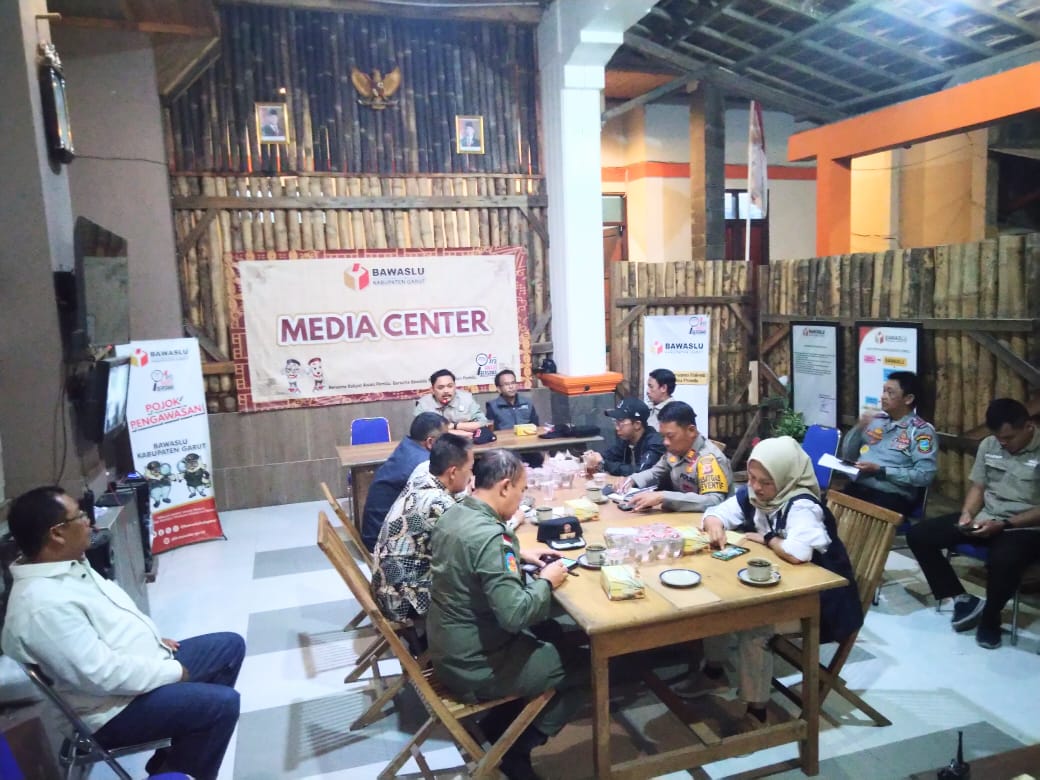 Bawaslu Garut Gelar Rapat Koordinasi Penertiban Alat Peraga Kampanye (APK)