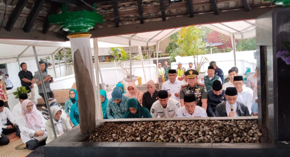 Sambut Hari Jadi ke-384, Bupati Dan Wakil Bupati Bersama Forkopimda Ziarah ke Makam Para Mantan Bupati Bandung