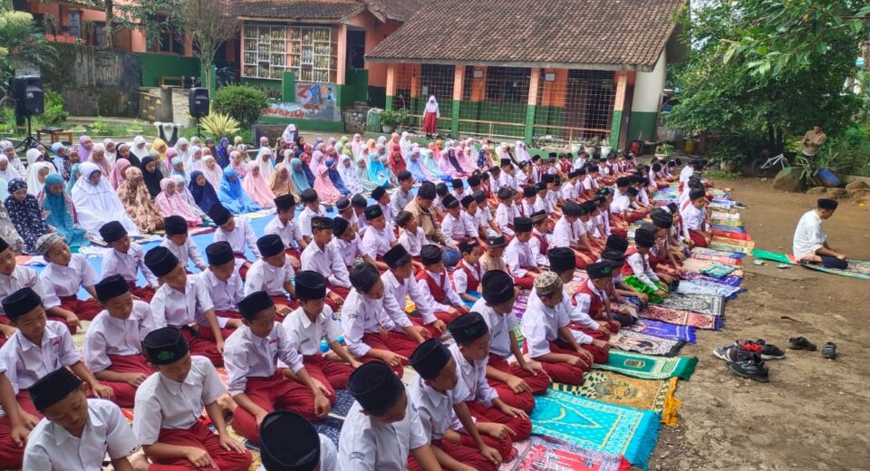 Puluhan Murid SDN Bojong Jambu Sholat Dhuha Tanpa Alas Di Lapangan Sekolah