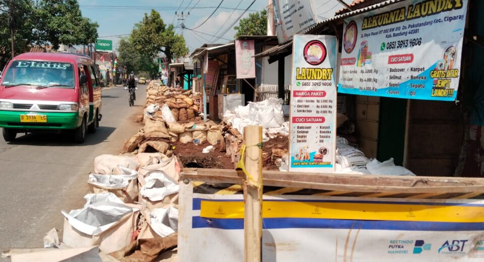 Akibat "Selonong Boy" Warga Hentikan Penggalian-Pemasangan Pipa HDPE