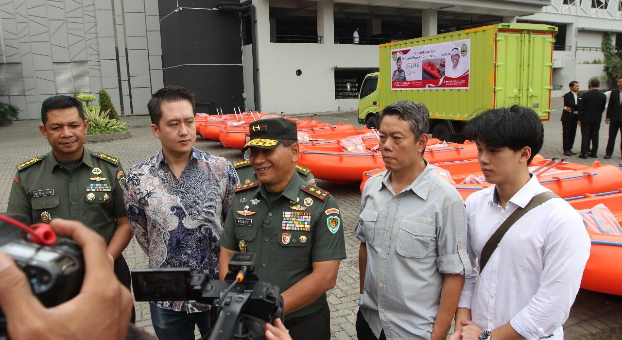 Pangdam III/Slw Serahkan Rescue Boat HDPE Untuk Perkuat Penanganan Banjir di Jawa Barat