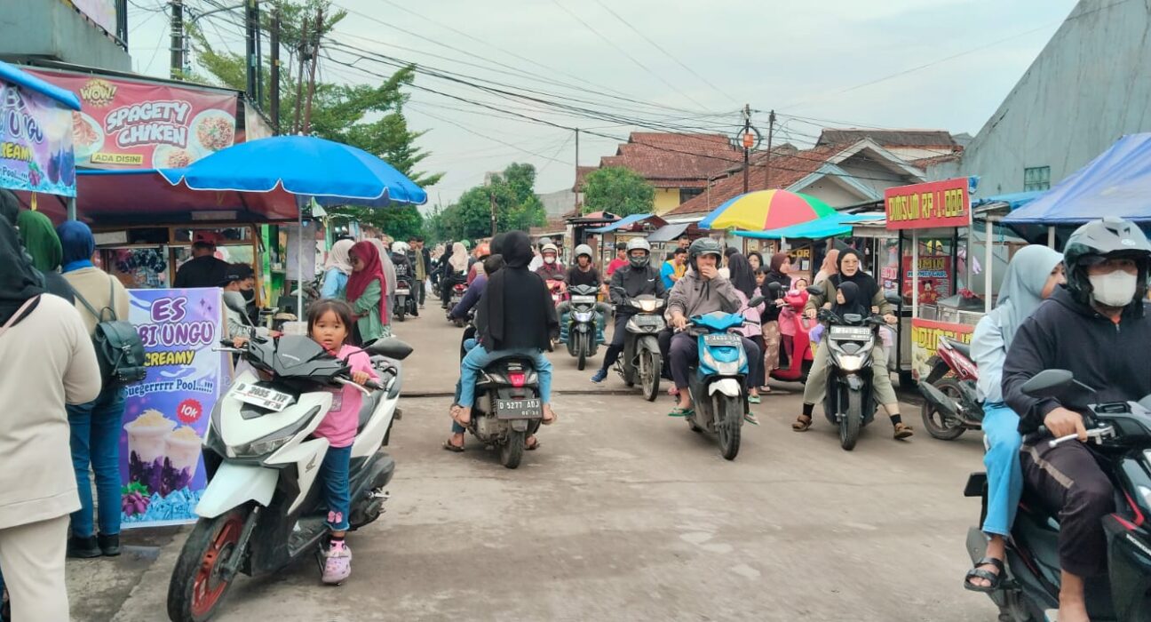 Ratusan Warga Padati Komplek Wartawan Baleendah, Buru Ta'jil Hari Kelima Ramadhan 1447 H