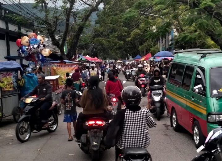 Jalan Adipati Agung Baleendah Dipadati Pemburu Ta'jil dan Pedagang, Suasana Ramadan Semakin Meriah