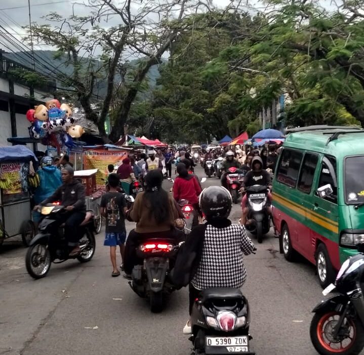 Jalan Adipati Agung Baleendah Dipadati Pemburu Ta'jil dan Pedagang, Suasana Ramadan Semakin Meriah