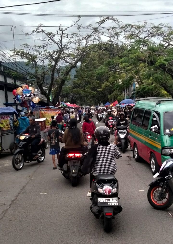 Jalan Adipati Agung Baleendah Dipadati Pemburu Ta'jil dan Pedagang, Suasana Ramadan Semakin Meriah