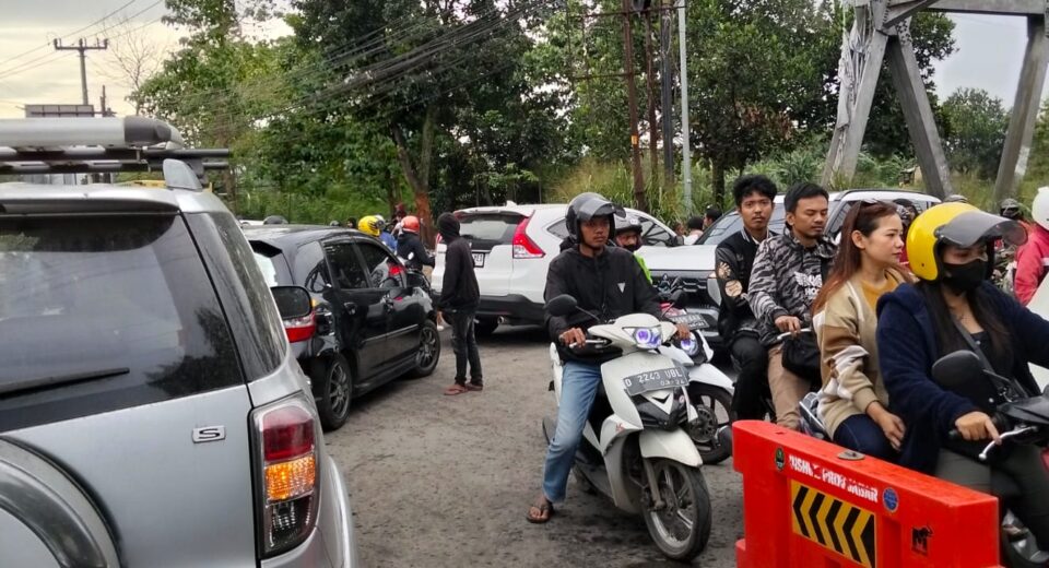 KEMACETAN MELINTASI BEBERAPA JALUR DI KABUPATEN BANDUNG PADA HARI KE-17 PUASA