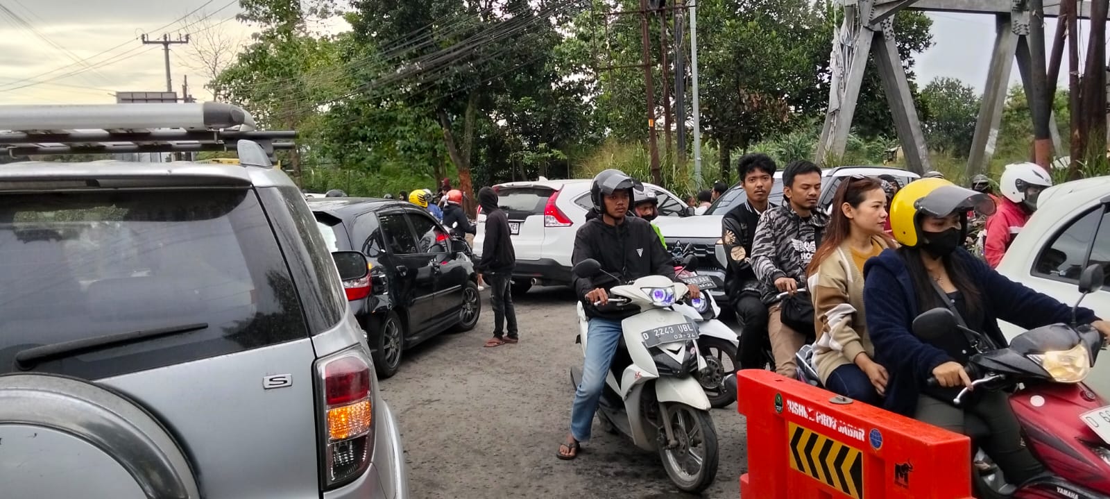 KEMACETAN MELINTASI BEBERAPA JALUR DI KABUPATEN BANDUNG PADA HARI KE-17 PUASA