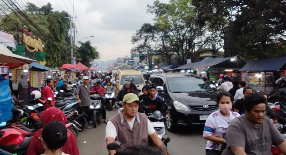 KEMACETAN MENGGILA DI JALAN RAYA BANJARAN PADA PUASA KE-17 RAMADHAN 1447 H