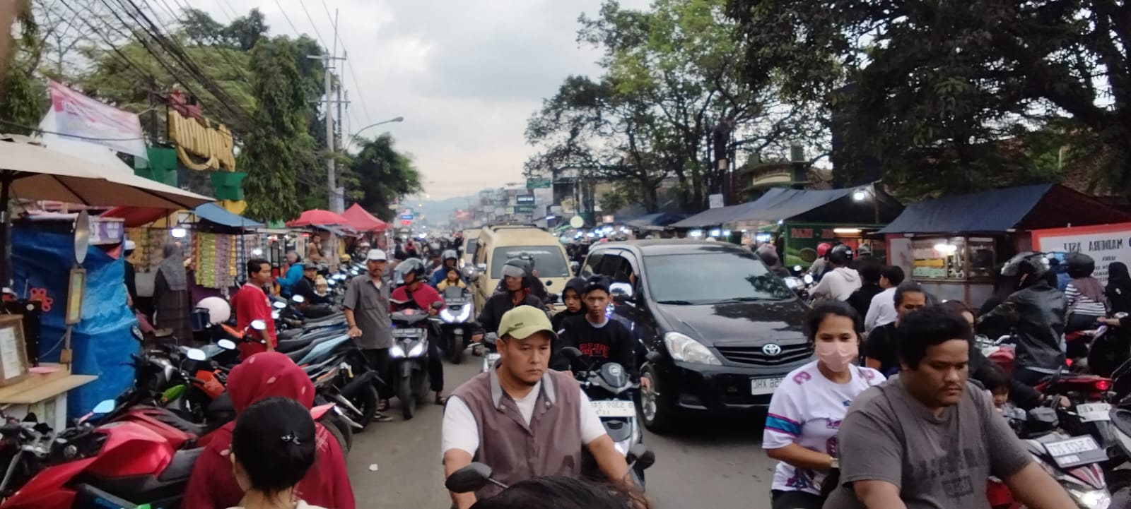 KEMACETAN MENGGILA DI JALAN RAYA BANJARAN PADA PUASA KE-17 RAMADHAN 1447 H